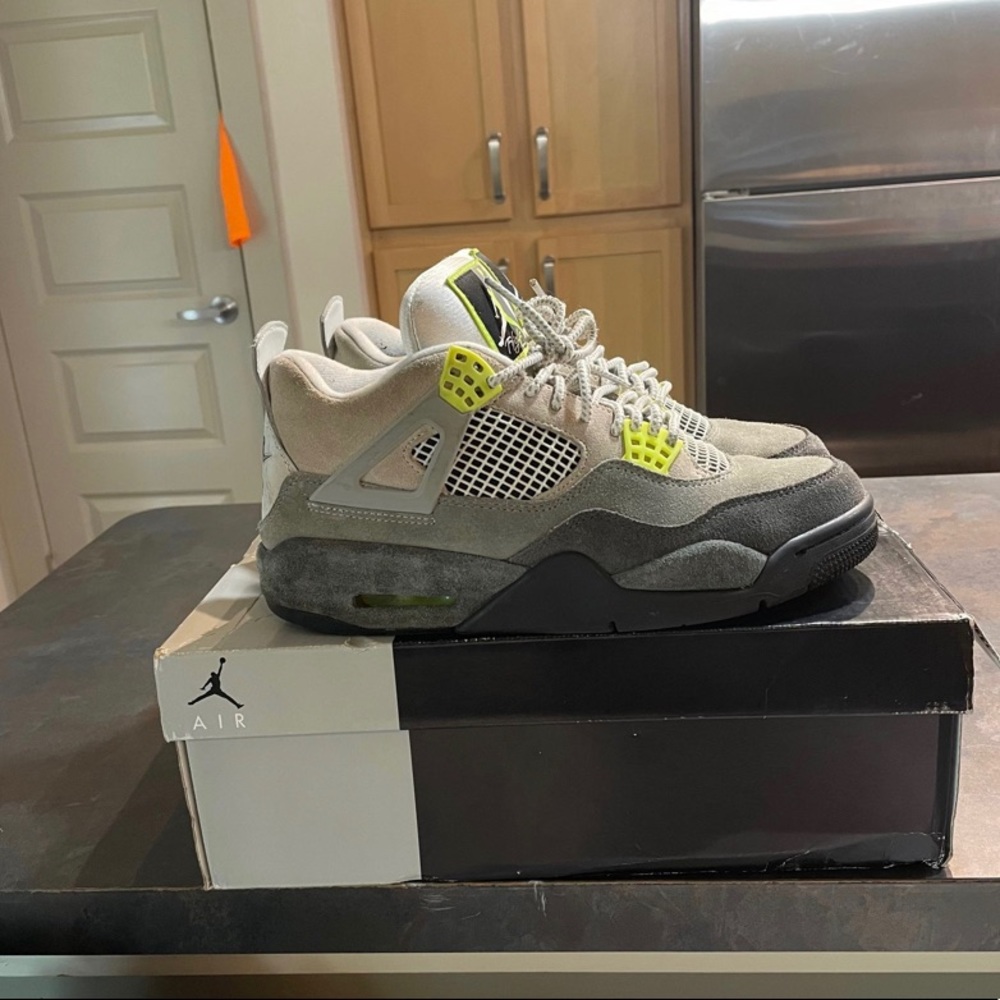 Air Jordan 4 mens size 9